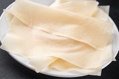 Hamur brik ince yaprak ham ambalaj hamur phyllo lezzetli gurme yemek arka planı masa rustik gıda üst görünüm fotokopi alanı üzerinde