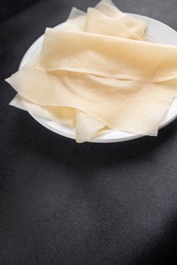 Hamur brik ince yaprak ham ambalaj hamur phyllo lezzetli gurme yemek arka planı masa rustik gıda üst görünüm fotokopi alanı üzerinde