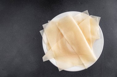 Hamur brik ince yaprak ham ambalaj hamur phyllo lezzetli gurme yemek arka planı masa rustik gıda üst görünüm fotokopi alanı üzerinde