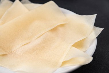 Hamur brik ince yaprak ham ambalaj hamur phyllo lezzetli gurme yemek arka planı masa rustik gıda üst görünüm fotokopi alanı üzerinde