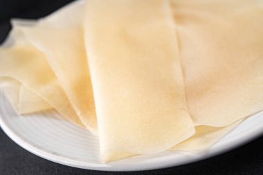 Hamur brik ince yaprak ham ambalaj hamur phyllo lezzetli gurme yemek arka planı masa rustik gıda üst görünüm fotokopi alanı üzerinde