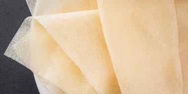 Hamur brik ince yaprak ham ambalaj hamur phyllo lezzetli gurme yemek arka planı masa rustik gıda üst görünüm fotokopi alanı üzerinde