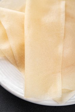 Hamur brik ince yaprak ham ambalaj hamur phyllo lezzetli gurme yemek arka planı masa rustik gıda üst görünüm fotokopi alanı üzerinde