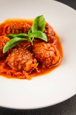 Köfte soslu biftek, domuz eti ya da tavuk eti masadaki leziz gurme yemek arkaplanı kırsal yemek üst görünüm fotokopi alanı keto ve paleo diyeti.