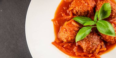 Köfte soslu biftek, domuz eti ya da tavuk eti masadaki leziz gurme yemek arkaplanı kırsal yemek üst görünüm fotokopi alanı keto ve paleo diyeti.