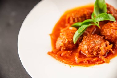 Köfte soslu biftek, domuz eti ya da tavuk eti masadaki leziz gurme yemek arkaplanı kırsal yemek üst görünüm fotokopi alanı keto ve paleo diyeti.