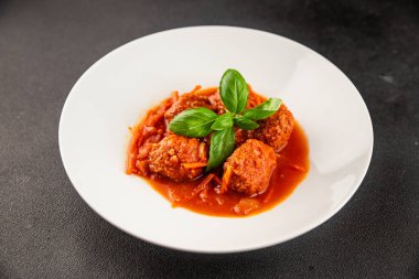 Köfte soslu biftek, domuz eti ya da tavuk eti masadaki leziz gurme yemek arkaplanı kırsal yemek üst görünüm fotokopi alanı keto ve paleo diyeti.