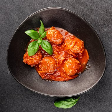 Köfte soslu biftek, domuz eti ya da tavuk eti masadaki leziz gurme yemek arkaplanı kırsal yemek üst görünüm fotokopi alanı keto ve paleo diyeti.