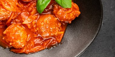 Köfte soslu biftek, domuz eti ya da tavuk eti masadaki leziz gurme yemek arkaplanı kırsal yemek üst görünüm fotokopi alanı keto ve paleo diyeti.