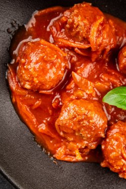 Köfte soslu biftek, domuz eti ya da tavuk eti masadaki leziz gurme yemek arkaplanı kırsal yemek üst görünüm fotokopi alanı keto ve paleo diyeti.