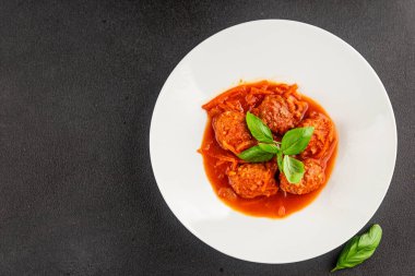 Köfte soslu biftek, domuz eti ya da tavuk eti masadaki leziz gurme yemek arkaplanı kırsal yemek üst görünüm fotokopi alanı keto ve paleo diyeti.