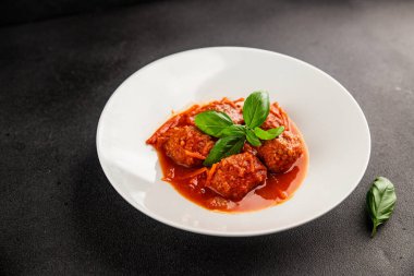 Köfte soslu biftek, domuz eti ya da tavuk eti masadaki leziz gurme yemek arkaplanı kırsal yemek üst görünüm fotokopi alanı keto ve paleo diyeti.