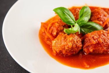 Köfte soslu biftek, domuz eti ya da tavuk eti masadaki leziz gurme yemek arkaplanı kırsal yemek üst görünüm fotokopi alanı keto ve paleo diyeti.