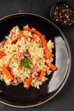 Pirinç eti ve sebze pilavı taze lezzetli gurme yemek arkaplanı masanın üzerinde rustik gıda üst görünümü kopyalama alanı