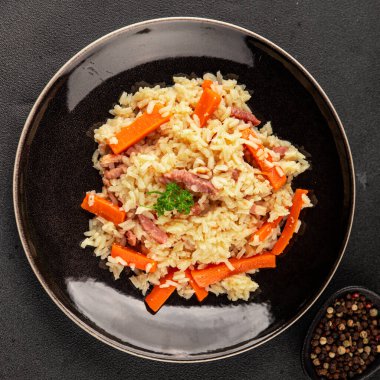 Pirinç eti ve sebze pilavı taze lezzetli gurme yemek arkaplanı masanın üzerinde rustik gıda üst görünümü kopyalama alanı