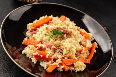 Pirinç eti ve sebze pilavı taze lezzetli gurme yemek arkaplanı masanın üzerinde rustik gıda üst görünümü kopyalama alanı