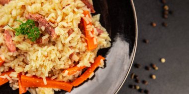 Pirinç eti ve sebze pilavı taze lezzetli gurme yemek arkaplanı masanın üzerinde rustik gıda üst görünümü kopyalama alanı