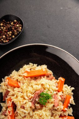 Pirinç eti ve sebze pilavı taze lezzetli gurme yemek arkaplanı masanın üzerinde rustik gıda üst görünümü kopyalama alanı