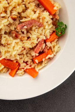 Pirinç eti ve sebze pilavı taze lezzetli gurme yemek arkaplanı masanın üzerinde rustik gıda üst görünümü kopyalama alanı