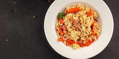 Pirinç eti ve sebze pilavı taze lezzetli gurme yemek arkaplanı masanın üzerinde rustik gıda üst görünümü kopyalama alanı