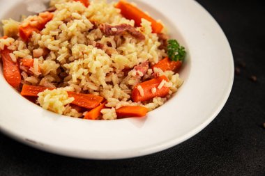 Pirinç eti ve sebze pilavı taze lezzetli gurme yemek arkaplanı masanın üzerinde rustik gıda üst görünümü kopyalama alanı