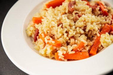 Pirinç eti ve sebze pilavı taze lezzetli gurme yemek arkaplanı masanın üzerinde rustik gıda üst görünümü kopyalama alanı