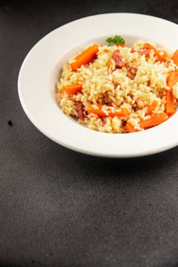 Pirinç eti ve sebze pilavı taze lezzetli gurme yemek arkaplanı masanın üzerinde rustik gıda üst görünümü kopyalama alanı