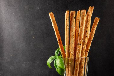 Grissotti ekmek çubuğu Grissini tahıl gevreği tahıl gevreği taze lezzetli gurme yemek arkaplanı masa rustik gıda üst görünümü fotokopi alanı