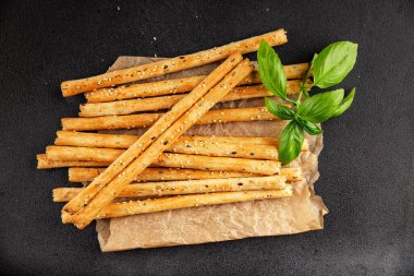 Grissini ekmeği tam tahıllı mısır gevreği taze lezzetli gurme yemek arkaplanı masa rustik gıda üst görünüm fotokopi alanı