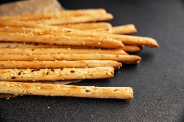 Grissini ekmeği tam tahıllı mısır gevreği taze lezzetli gurme yemek arkaplanı masa rustik gıda üst görünüm fotokopi alanı