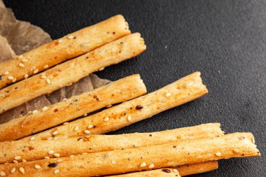 Grissini ekmeği tam tahıllı mısır gevreği taze lezzetli gurme yemek arkaplanı masa rustik gıda üst görünüm fotokopi alanı