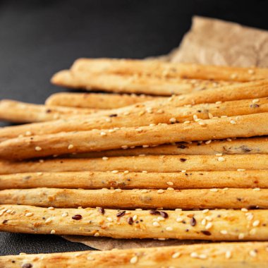 Grissini ekmeği tam tahıllı mısır gevreği taze lezzetli gurme yemek arkaplanı masa rustik gıda üst görünüm fotokopi alanı