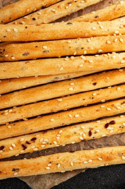 Grissini ekmeği tam tahıllı mısır gevreği taze lezzetli gurme yemek arkaplanı masa rustik gıda üst görünüm fotokopi alanı