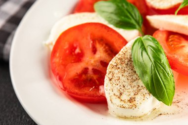 Caprese salatası mozzarella ve domates, fesleğen taze lezzetli gurme yemek arkaplan masa üzerinde rustik gıda üst görünüm fotokopi alanı keto ve paleo diyet vegan ve vegan gıda