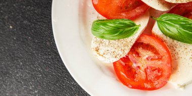 Caprese salatası mozzarella ve domates, fesleğen taze lezzetli gurme yemek arkaplan masa üzerinde rustik gıda üst görünüm fotokopi alanı keto ve paleo diyet vegan ve vegan gıda