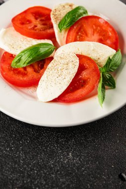 Caprese salatası mozzarella ve domates, fesleğen taze lezzetli gurme yemek arkaplan masa üzerinde rustik gıda üst görünüm fotokopi alanı keto ve paleo diyet vegan ve vegan gıda