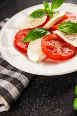 Caprese salatası mozzarella ve domates, fesleğen taze lezzetli gurme yemek arkaplan masa üzerinde rustik gıda üst görünüm fotokopi alanı keto ve paleo diyet vegan ve vegan gıda