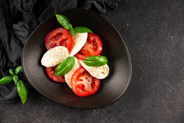 Caprese salatası mozzarella ve domates, fesleğen taze lezzetli gurme yemek arkaplan masa üzerinde rustik gıda üst görünüm fotokopi alanı keto ve paleo diyet vegan ve vegan gıda