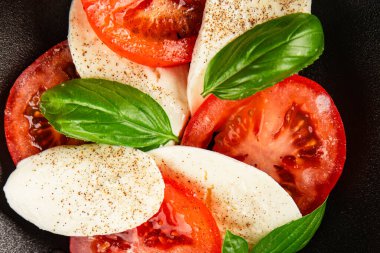 Caprese salatası mozzarella ve domates, fesleğen taze lezzetli gurme yemek arkaplan masa üzerinde rustik gıda üst görünüm fotokopi alanı keto ve paleo diyet vegan ve vegan gıda