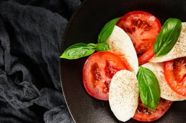 Caprese salatası mozzarella ve domates, fesleğen taze lezzetli gurme yemek arkaplan masa üzerinde rustik gıda üst görünüm fotokopi alanı keto ve paleo diyet vegan ve vegan gıda