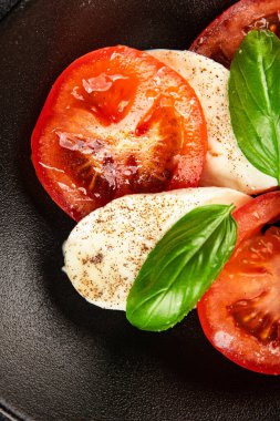 Caprese salatası mozzarella ve domates, fesleğen taze lezzetli gurme yemek arkaplan masa üzerinde rustik gıda üst görünüm fotokopi alanı keto ve paleo diyet vegan ve vegan gıda