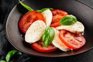 Caprese salatası mozzarella ve domates, fesleğen taze lezzetli gurme yemek arkaplan masa üzerinde rustik gıda üst görünüm fotokopi alanı keto ve paleo diyet vegan ve vegan gıda