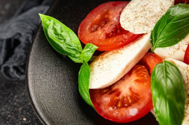 Caprese salatası mozzarella ve domates, fesleğen taze lezzetli gurme yemek arkaplan masa üzerinde rustik gıda üst görünüm fotokopi alanı keto ve paleo diyet vegan ve vegan gıda