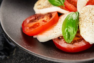 Caprese salatası mozzarella ve domates, fesleğen taze lezzetli gurme yemek arkaplan masa üzerinde rustik gıda üst görünüm fotokopi alanı keto ve paleo diyet vegan ve vegan gıda