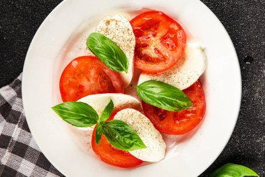 Caprese salatası mozzarella ve domates, fesleğen taze lezzetli gurme yemek arkaplan masa üzerinde rustik gıda üst görünüm fotokopi alanı keto ve paleo diyet vegan ve vegan gıda