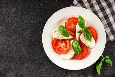 Caprese salatası mozzarella ve domates, fesleğen taze lezzetli gurme yemek arkaplan masa üzerinde rustik gıda üst görünüm fotokopi alanı keto ve paleo diyet vegan ve vegan gıda