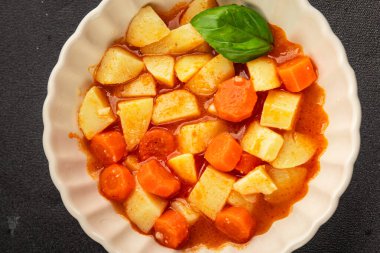 Havuçlu haşlanmış patates. Vejetaryen mezesi. Lezzetli gurme. Yemek arkaplanı.