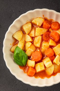 Havuçlu haşlanmış patates. Vejetaryen mezesi. Lezzetli gurme. Yemek arkaplanı.