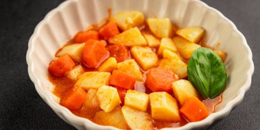 Havuçlu haşlanmış patates. Vejetaryen mezesi. Lezzetli gurme. Yemek arkaplanı.