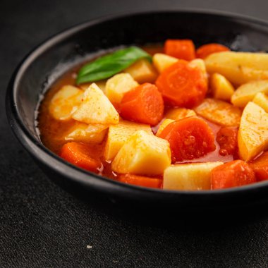 Havuçlu haşlanmış patates. Vejetaryen mezesi. Lezzetli gurme. Yemek arkaplanı.